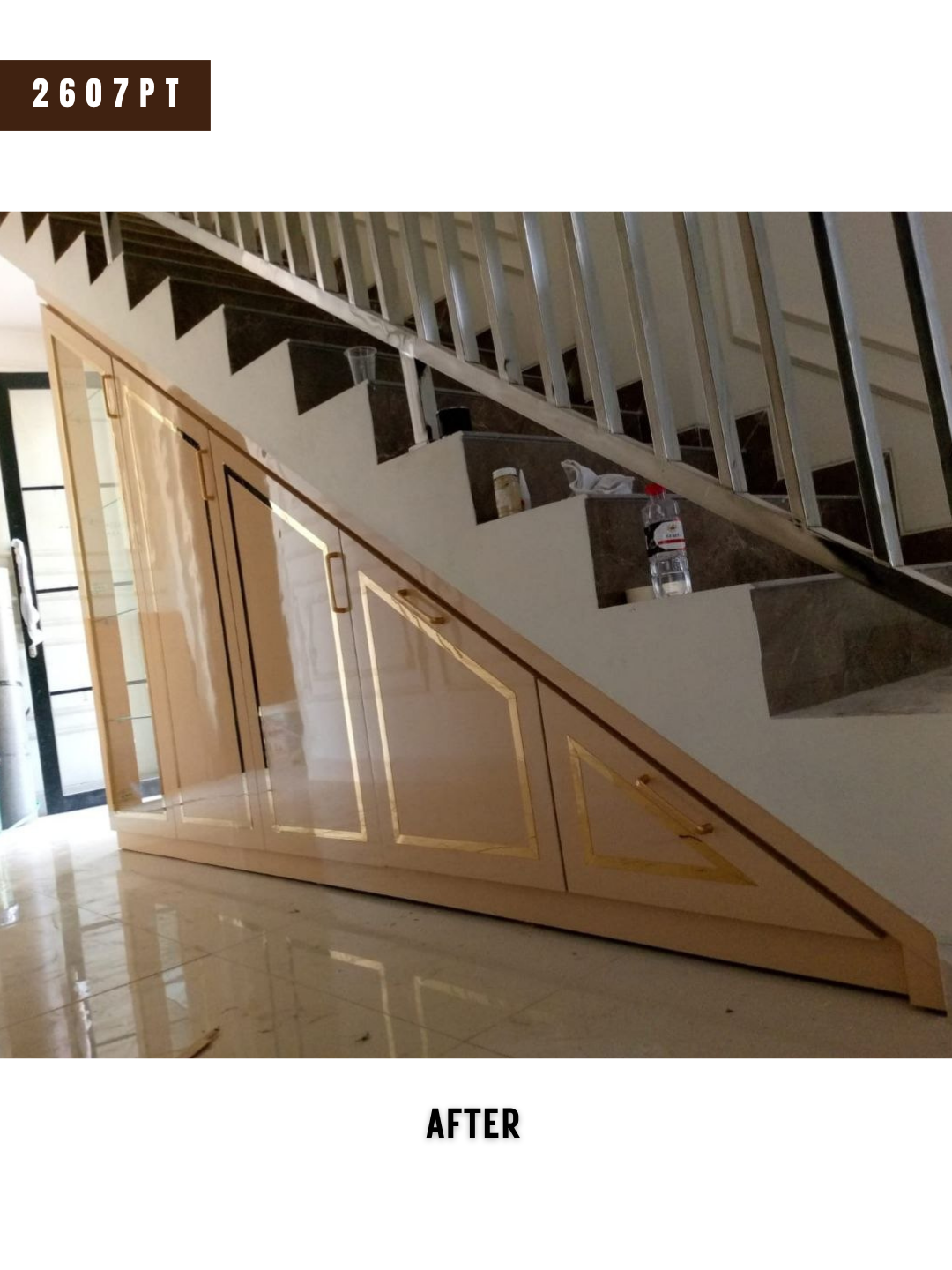 Rak bawah tangga proyek 2607PT di Graha Samala Cikampek sesudah terpasang: lima pintu bertingkat mengikuti kemiringan tangga, finishing HPL glossy warna krem keemasan dengan list emas