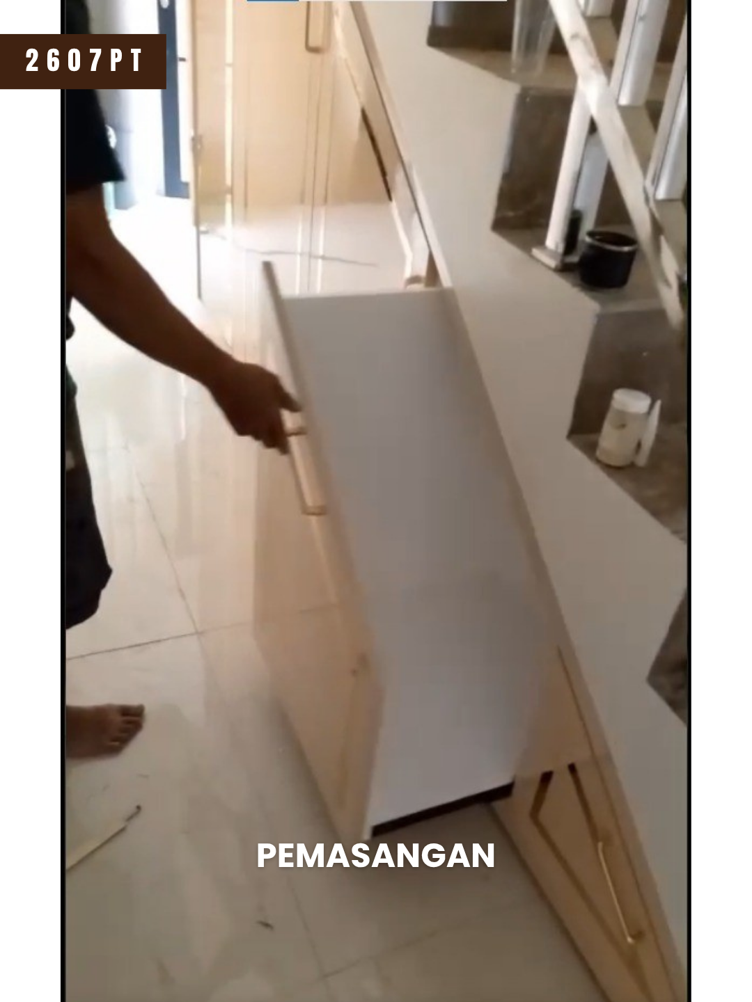 Proses pemasangan modul rak bawah tangga proyek 2607PT: modul yang sudah jadi di bengkel dibawa masuk dan didirikan di posisinya
