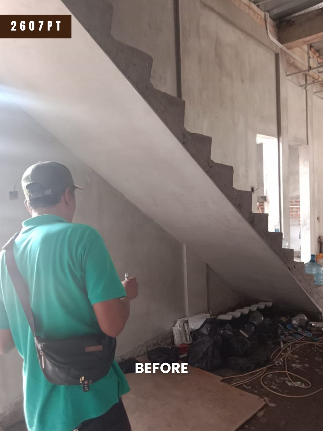 Kondisi sebelum: ruang bawah tangga di Graha Samala Cikampek masih berupa beton polos dan dipakai menumpuk barang sisa bangunan