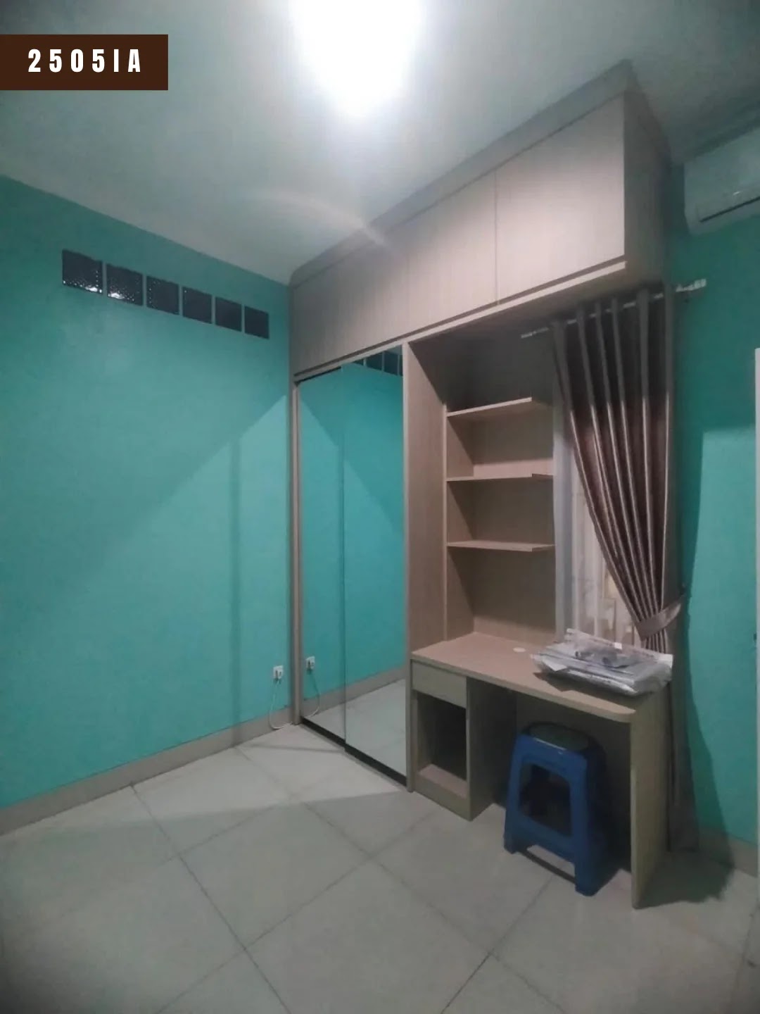 Tampak keseluruhan kamar tidur anak di Lamargas Bandung, proyek 2505IA, dengan lemari sliding pintu cermin tertutup penuh, kabinet atas sampai plafon, dan meja belajar di sisi jendela