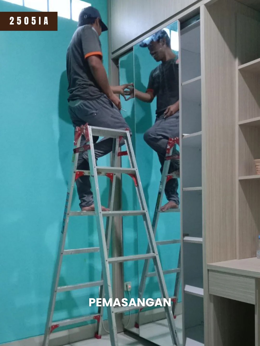 Proses pemasangan daun pintu sliding berlapis cermin oleh tim Mebel Minimalis Bandung di kamar tidur anak Lamargas Bandung, proyek 2505IA